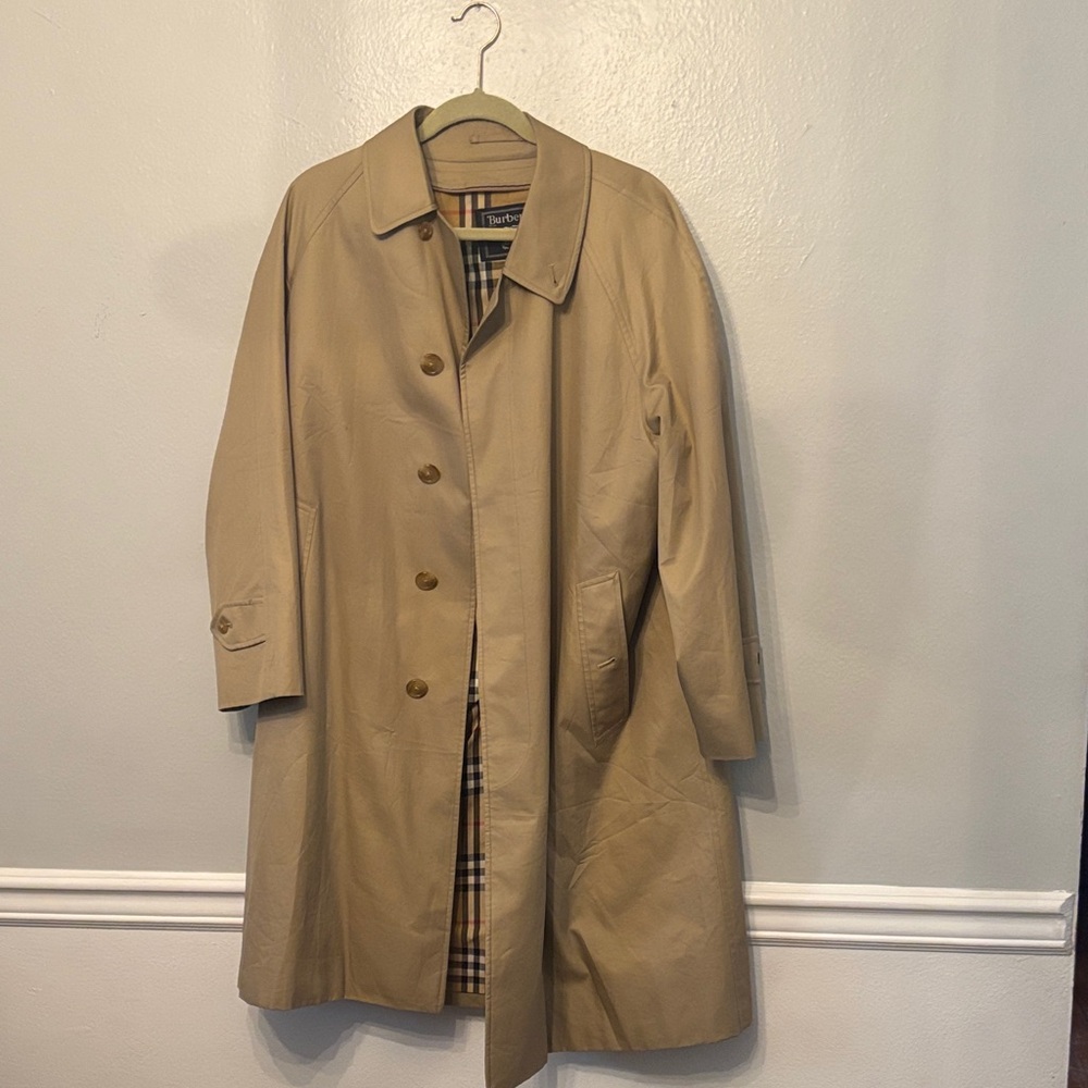 Burberry’s Tan Trench Coat with Iconic Plaid Interior XL vintage